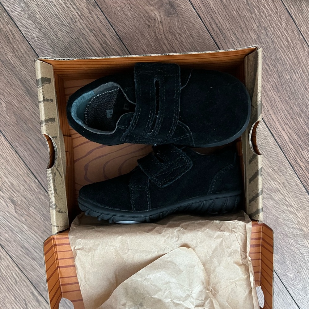 Bogs Suede Shoes. Boys size 6
